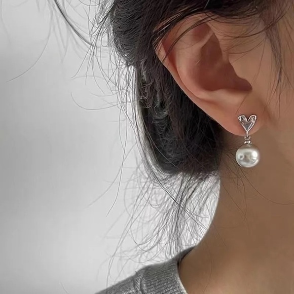 3/$40 NWT French Grey Imitation Pearl Earrings - Picture 3 of 3